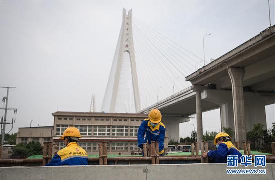  4月30日，來自中鐵七局的建設(shè)者在武漢武九北綜合管廊工程施工現(xiàn)場作業(yè)。新華社記者 肖藝九 攝