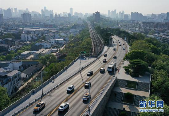 4月15日在早高峰時(shí)段拍攝的武漢長江大橋（無人機(jī)照片）。 新華社記者 李賀 攝